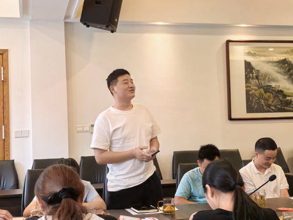 趣玩释压 聚力成长：株洲民革党员为雷打石镇政府年轻干部开启心灵减压之?(2).jpg