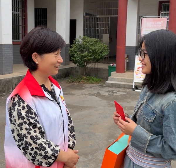 情暖双节，爱伴童?株洲民革党员带队走访困境儿童 (2).jpg