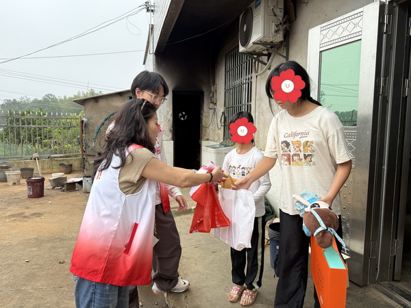 情暖双节，爱伴童?株洲民革党员带队走访困境儿童 (3).jpg