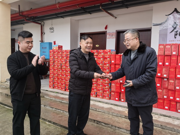 民革株洲市委会、醴陵市委会开展“博爱·牵手——关爱困难群众”新春慰�?情暖敬老院困难老人 (2).jpg