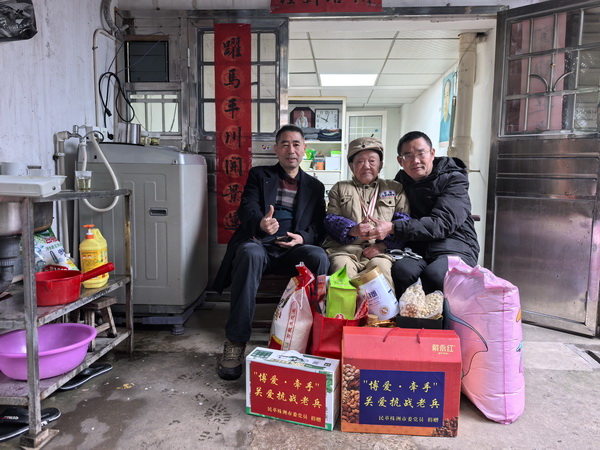民革株洲市委会开展“博爱·牵手——关爱抗战老兵”新春慰问活�?(11).jpg