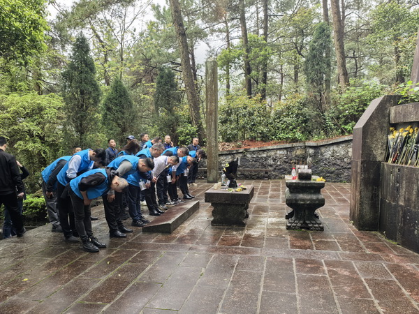 以衡岳为证，向忠魂致敬！株洲民革党员参加南岳忠烈祠清明祭扫活�?(11).jpg