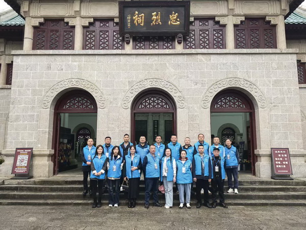 以衡岳为证，向忠魂致敬！株洲民革党员参加南岳忠烈祠清明祭扫活�?(2).jpg