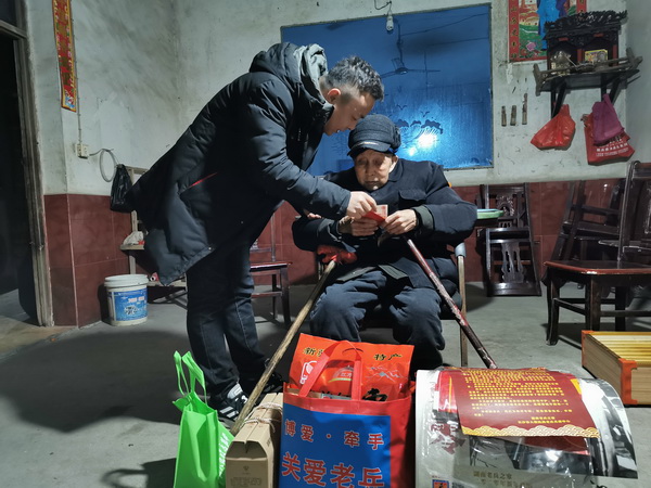【我们的履职答卷·2025①①】倾情奉献十余�?拳拳爱心暖老兵：记民革党员唐敏同志关爱抗战老兵先进事迹 (7).jpg